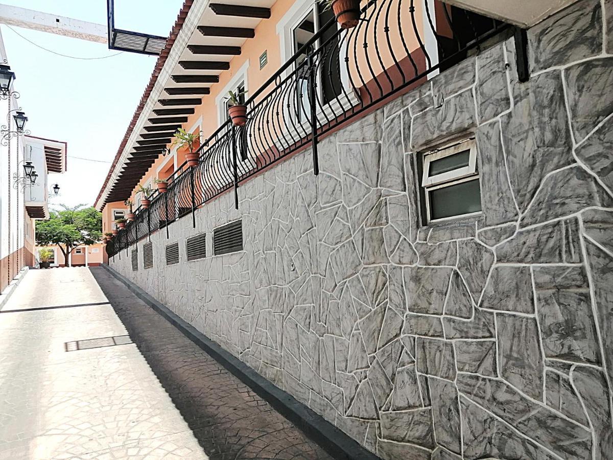 Hotel Aquiles Гвадалахара Екстер'єр фото
